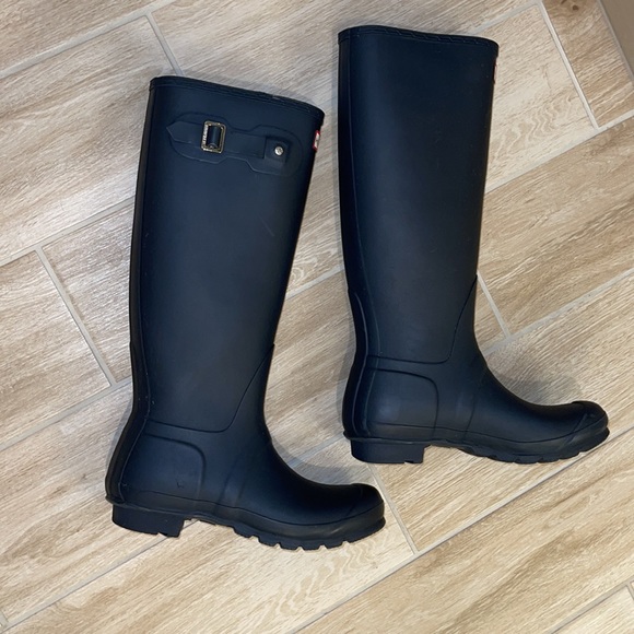 Hunter Navy Rain Boots - Picture 2 of 6